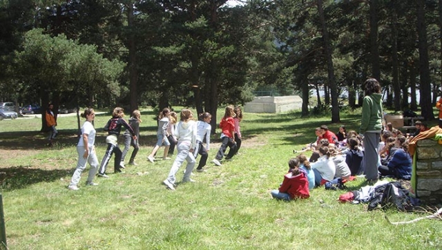 ragazze che ballano mentre gli altri guardano l'esibizione